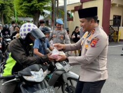 Kegiatan Penuh Kehangatan Kapolres Sumbawa dan Personel Bagikan Takjil kepada Masyarakat