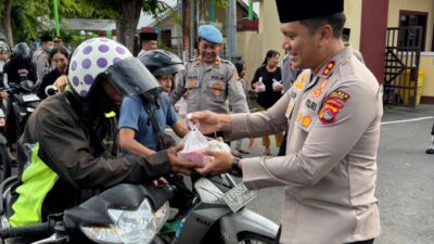 Kegiatan Penuh Kehangatan Kapolres Sumbawa dan Personel Bagikan Takjil kepada Masyarakat