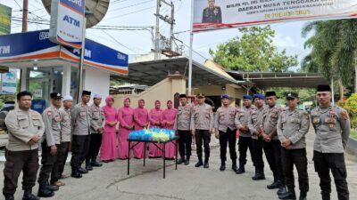 Berbagai di Bulan Suci Ramadhan, Wakapolres Bima Pimpin Pembagian Takjil Bagi Masyarakat di Depan Mapolres Bima