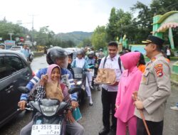 Berbagi Berkah di Bulan Suci Ramadhan, Kapolres Bima Kota Berbagi Takjil dengan Masyarakat