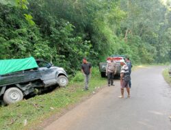 Polsek Langgudu Laksanakan Patroli Dialogis dan Bantu Warga yang Kendaraannya Terperosok ke Got