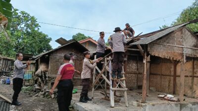 Polsek Jonggat Inisiasi Bedah Rumah Warga Tidak Layak Huni di Desa Sukarara