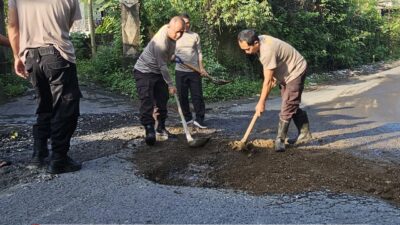 Kapolsek Pringgarata Bersama Warga dan Pemedes Gotong Royong Tambal Jalan Rusak di Desa Spakekan