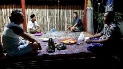 Polisi Sambangi Warga Ronda, Jaga Kamtibmas di Lombok Barat