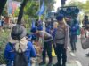 Polisi Bagikan 500 Duz Air Mineral Dan Permen Untuk Massa Buruh Di DPR