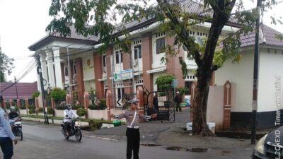 Sat Lantas Polres Bima Kota Laksanakan Kegiatan Rawan Pagi, Bantu Anak Sekolah Menyeberang Jalan