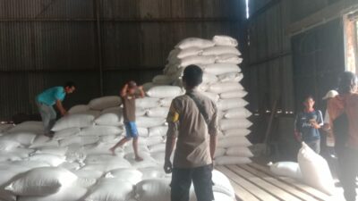 Bhabinkamtibmas Polsek Woja Kawal Ketat Droping Jagung Petani ke Bulog Silo Manggelewa