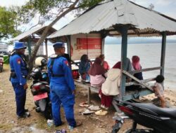 Pastikan Kenyamanan Masyarakat Yang Libur Akhir Pekan di Pantai Kalaki Sat Polairud Polres Bima Laksanakan PAM Wisata