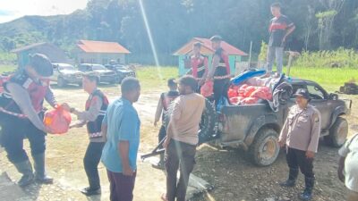 Polres Pegunungan Arfak Salurkan Bantuan Sembako kepada Warga Terdampak Longsor di Kampung Jim