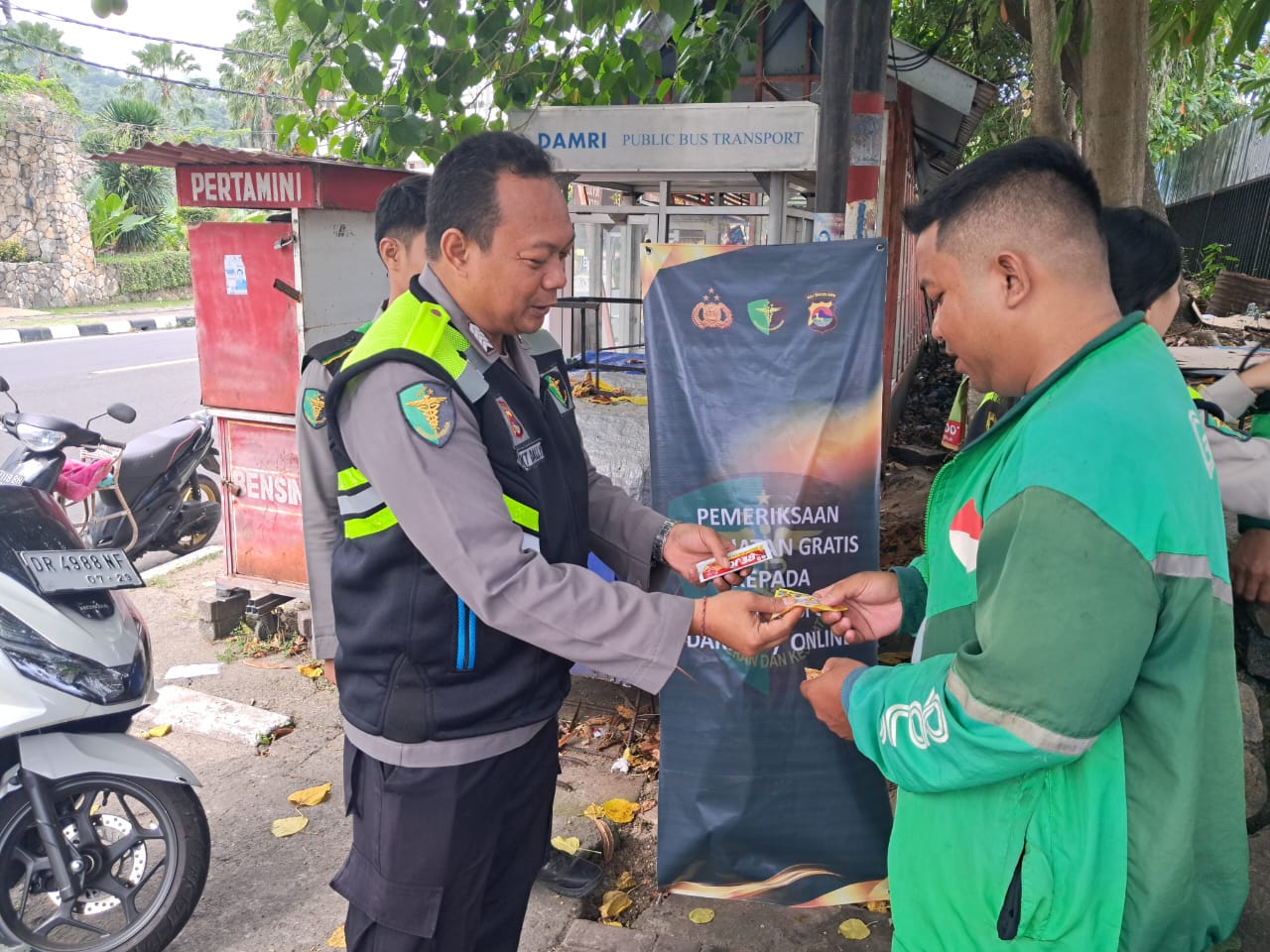 Lombok Barat, NTB – Kepolisian Resor Lombok Barat (Polres Lobar) menunjukkan komitmennya dalam menjaga kesehatan dan kesejahteraan Masyarakat. Khususnya para pengemudi ojek online (ojol), melalui kegiatan pemeriksaan kesehatan dan pemberian vitamin gratis. Inisiatif SI DOKKES Polres Lombok Barat Kapolres Lombok Barat, Polda NTB, AKBP Yasmara Harahap, S.I.K., melalui Kepala Bagian Sumber Daya Manusia (Kabag SDM), AKP Dewi Komalasari, S.H., mengatakan bahwa program pemeriksaan kesehatan gratis ini diinisiasi oleh Bidang Kedokteran dan Kesehatan (Dokkes) Polres Lombok Barat. Dengan fokus utama pada kelompok masyarakat yang memiliki mobilitas tinggi dan rentan terhadap berbagai risiko kesehatan. "Kami ingin memastikan bahwa para pengemudi ojek online, sebagai salah satu garda terdepan perekonomian digital, tetap dalam kondisi prima," ujar Kepala Bagian Sumber Daya Manusia (Kabag SDM) Polres Lombok Barat, AKP Dewi Komalasari, S.H. Kegiatan ini secara spesifik dilaksanakan pada Kamis (12/6/2025), dipusatkan di area yang mudah dijangkau oleh para pengemudi ojek online di wilayah Lombok Barat. Antusiasme terlihat dari kehadiran para peserta yang berbondong-bondong untuk memeriksakan kondisi kesehatan mereka. Manfaat Langsung bagi Pengemudi Ojek Online Dalam kegiatan ini, para pengemudi ojek online mendapatkan beragam layanan kesehatan, termasuk pemeriksaan tekanan darah, cek gula darah, serta konsultasi kesehatan singkat dengan tenaga medis dari Dokkes Polres Lombok Barat. Selain itu, mereka juga diberikan suplemen vitamin untuk menjaga daya tahan tubuh, terutama mengingat intensitas kerja yang tinggi di jalan raya. "Kami sangat terbantu dengan adanya program seperti ini. Kadang kami tidak sempat memeriksakan kesehatan karena sibuk bekerja," tutur salah satu pengemudi ojek online yang enggan disebutkan namanya. "Pemberian vitamin juga sangat bermanfaat, apalagi di musim pancaroba seperti sekarang." Target dan Dampak Positif Pada kesempatan ini, Polres Lombok Barat menargetkan setidaknya 25 orang pengemudi ojek online dapat terlayani. Angka ini diharapkan dapat terus meningkat pada kegiatan serupa di masa mendatang. AKP Dewi Komalasari menambahkan bahwa target 25 orang ini adalah awal. “Kami berharap kegiatan ini dapat menjadi agenda rutin dan menjangkau lebih banyak lapisan masyarakat di kemudian hari,” imbuhnya. Inisiatif seperti ini tidak hanya mencerminkan peran kepolisian dalam menjaga keamanan dan ketertiban, tetapi juga menunjukkan kepedulian terhadap aspek kesehatan dan kesejahteraan sosial. Dengan kondisi fisik yang prima, para pengemudi ojek online diharapkan dapat menjalankan profesi mereka dengan lebih optimal, yang pada akhirnya akan berdampak positif pada stabilitas ekonomi lokal. Komitmen Polres Lombok Barat untuk Masyarakat Kegiatan bakti kesehatan ini merupakan salah satu dari sekian banyak program sosial yang digalakkan oleh Polres Lombok Barat. Komitmen untuk selalu hadir dan memberikan pelayanan terbaik kepada masyarakat adalah pijakan utama. Melalui program SI DOKKES, Polres Lombok Barat berharap dapat terus berkontribusi dalam menciptakan masyarakat yang sehat dan produktif. "Ini adalah wujud nyata kepedulian kami terhadap masyarakat. Kami ingin Polri tidak hanya dilihat sebagai penegak hukum, tetapi juga sebagai sahabat masyarakat yang peduli terhadap kesejahteraan mereka," pungkas AKP Dewi Komalasari. Dengan berlanjutnya program-program kemanusiaan seperti ini, diharapkan sinergi antara kepolisian dan masyarakat dapat semakin erat. Menciptakan lingkungan yang lebih aman, sehat, dan sejahtera bagi seluruh warga Lombok Barat.