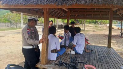 Lombok Barat, NTB – Kepolisian Sektor Sekotong, Polres Lombok Barat, Polda NTB, terus menunjukkan komitmennya dalam menjaga stabilitas keamanan dan ketertiban masyarakat (kamtibmas). Upaya ini diwujudkan melalui giat patroli rutin yang menyasar obyek vital dan obyek wisata, salah satunya Pantai Kemos di Desa Sekotong Barat. Kegiatan ini bertujuan utama untuk mengantisipasi tindak kriminalitas 3C (Curas, Curat, Curanmor) serta berbagai potensi gangguan kamtibmas lainnya. Patroli Rutin Demi Rasa Aman Pengunjung dan Pengelola Wisata Pada Senin, 2 Juni 2025, sekitar pukul 12.30 WITA hingga selesai, Personel Polsek Sekotong melaksanakan patroli intensif di Pantai Kemos yang menjadi salah satu destinasi favorit di wilayah Sekotong menjadi fokus utama kegiatan ini, Senin (2/6/2025). Kapolres Lombok Barat, Polda NTB, AKBP Yasmara Harahap, S.I.K., melalui Kapolsek Sekotong Iptu I Ketut Suriarta, S.H., M.I.Kom., menegaskan bahwa selain pengawasan terhadap potensi tindak kejahatan, patroli juga difokuskan untuk memberikan rasa aman dan nyaman bagi masyarakat serta para pengelola obyek wisata. "Kami secara rutin melaksanakan patroli di obyek vital dan obyek wisata. Ini adalah bentuk kehadiran polisi di tengah masyarakat, memastikan bahwa mereka dapat beraktivitas dengan tenang dan aman," ujar Iptu I Ketut Suriarta, S.H., M.I.Kom., saat ditemui secara terpisah. Kapolsek menambahkan bahwa kegiatan ini bukan hanya sekadar patroli fisik, tetapi juga sebagai sarana komunikasi dua arah antara kepolisian dan masyarakat. Edukasi dan Himbauan untuk Kewaspadaan Bersama Dalam pelaksanaannya, personel Polsek Sekotong tidak hanya melakukan pengawasan, tetapi juga aktif memberikan himbauan kepada masyarakat dan pengelola obyek wisata Pantai Kemos. Himbauan tersebut mencakup pentingnya untuk selalu waspada terhadap lingkungan sekitar dan mewaspadai perubahan cuaca ekstrem yang dapat terjadi kapan saja. Hal ini mengingat wilayah Sekotong yang juga rentan terhadap dampak cuaca tak menentu, khususnya bagi aktivitas di area pantai. "Kami mengingatkan kepada seluruh masyarakat, khususnya pengelola dan pengunjung Pantai Kemos, untuk selalu meningkatkan kewaspadaan. Perhatikan barang bawaan, dan jangan ragu untuk melapor jika melihat hal-hal yang mencurigakan," jelasnya. Selain itu, kolaborasi dan sinergi dengan aparat kepolisian juga terus digalakkan guna menciptakan sitkamtibmas yang benar-benar kondusif. "Keamanan adalah tanggung jawab kita bersama," tegasnya. Respon Positif dari Masyarakat Kehadiran personel kepolisian di lokasi obyek wisata Pantai Kemos secara langsung dirasakan manfaatnya oleh masyarakat. Banyak yang menyambut baik kegiatan patroli ini karena dapat memberikan rasa aman dan nyaman, terutama di tengah potensi keramaian dan peningkatan aktivitas wisata. "Kami sangat senang dengan adanya patroli dari polisi. Rasanya lebih tenang kalau ada bapak-bapak polisi yang berpatroli di sini, apalagi ini kan tempat wisata, jadi bisa mencegah hal-hal yang tidak diinginkan," ungkap salah seorang pengelola warung di Pantai Kemos yang enggan disebutkan namanya. Respon positif ini menjadi indikasi keberhasilan Polsek Sekotong dalam membangun kepercayaan dan kemitraan dengan masyarakat.