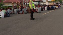 Bhabinkamtibmas Desa Kokarlian Berikan Pengamanan Upacara Keagamaan Ngulapin dalam Rangka Pembangunan Sanggah/Merajan