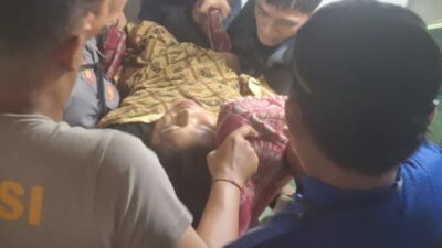 Respons Cepat Personel KPL Tano Evakuasi Ibu dan Bayi yang Pingsan di Atas Kapal