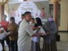 Kapolres Sumbawa Barat Secara Simbolis Bagikan Daging Kurban kepada Masyarakat