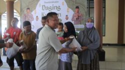 Kapolres Sumbawa Barat Secara Simbolis Bagikan Daging Kurban kepada Masyarakat