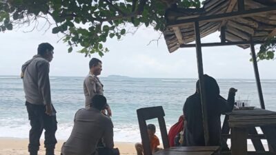 Anggota Piket Polsek Taliwang Laksanakan Patroli Wisata di Pantai Kertasari, Wujudkan Kamtibmas yang Kondusif