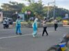 Personel Polsek Rasanae Barat Laksanakan Rawan Pagi, Lancarkan Arus Lalu Lintas dan Jaga Keamanan Pengguna Jalan