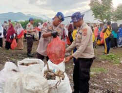 Sambut Hari Bhayangkara ke-79, Polsek Kawasan dan Sat Polairud Gelar Bakti Sosial Pembersihan Teluk Bima