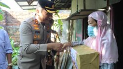 Kapolres Sumbawa Salurkan Bansos, Ajak Bhabinkamtibmas Konvoi dan Sambangi Warga