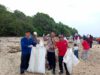 Peduli Alam, Bhabinkamtibmas Desa Tatar bersama Tiga Pilar dan Warga Kompak Bersihkan Pantai Teluk Barunut