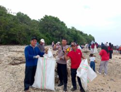 Peduli Alam, Bhabinkamtibmas Desa Tatar bersama Tiga Pilar dan Warga Kompak Bersihkan Pantai Teluk Barunut