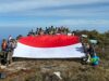 Tim Ekspedisi Hari Brhayangkara Bentangkan Bendera Merah Putih di Puncak Gunung Leuse
