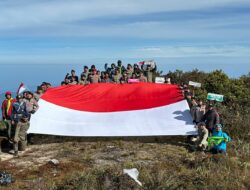 Tim Ekspedisi Hari Brhayangkara Bentangkan Bendera Merah Putih di Puncak Gunung Leuse