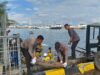Menjelang HUT Bhayangkara ke-79, Polres Bima Kota Gelar Kerja Bakti Bersih Laut di Pelabuhan Bima