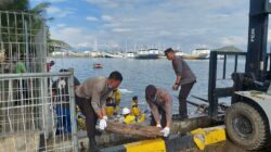 Menjelang HUT Bhayangkara ke-79, Polres Bima Kota Gelar Kerja Bakti Bersih Laut di Pelabuhan Bima