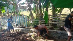 Bhabinkamtibmas Kelurahan Rite Gotong Royong Bersama Warga Bersihkan Parit Cegah DBD