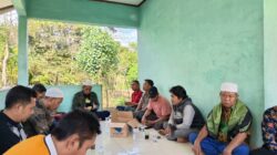 Bhabinkamtibmas Kedaro Kawal Penyaluran Bibit untuk Kemandirian Pangan Sekotong