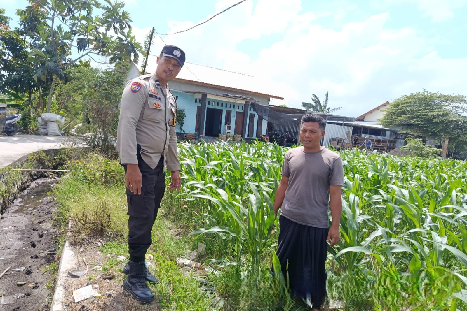 Bhabinkamtibmas Labuapi Dorong Pemanfaatan Lahan Kosong untuk Ketahanan Pangan