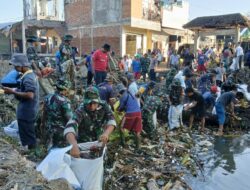 Kolaborasi TNI, Pemda, dan Warga Tangani Sampah Banjir