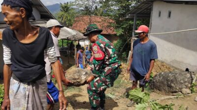 TNI Bersama Warga Lembar Bangun Tempat Tandon Air