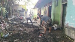 Gotong Royong TNI Bersihkan Kota Mataram dari Lumpur dan Sampah