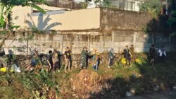Sejumlah Relawan Bersihkan Bantaran Sungai Kali Ancar di Mataram