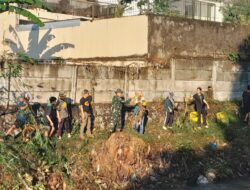 Sejumlah Relawan Bersihkan Bantaran Sungai Kali Ancar di Mataram