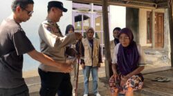 Polsek Lembar Salurkan Bantuan Disabilitas dan Lansia di Dusun Jakem