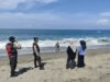 Patroli Humanis Polres Lobar di Pantai Cemare: Jaga Kamtibmas, Sosialisasi KEMOS 110