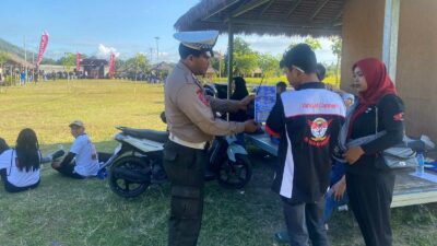 Satlantas Lombok Barat dan VOCLOM Gelar Edukasi Safety Riding di Gerung