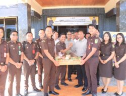 Sinergitas Apik, Kapolres Sumbawa Barat Terima Tumpeng Istimewa dari Kepala Kejaksaan Negeri di Hari Bhayangkara ke-79