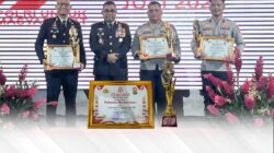 Lomba Layanan Polisi 110, Kapolresta Manokwari terima penghargaan dari Kapolda Papua Barat.