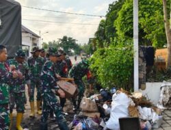 Usai Banjir, TNI Bersihkan Kota Mataram dari Tumpukan Sampah