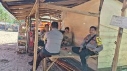 Warga Menikmati Hari Libur di Pantai Wane Polsek Monta Hadir Memberikan Pengamanan