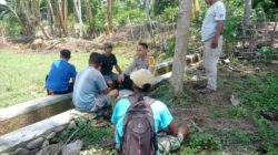 Bhabinkamtibmas Polsek Dompu Dampingi Petani Siapkan Lahan Jagung Di Desa Dorebara