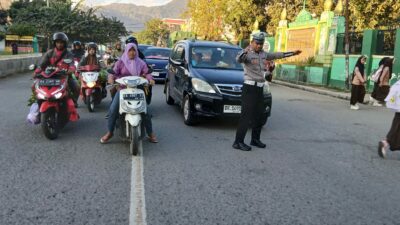 Personel Polsek Rasanae Barat Laksanakan Strong Point Pagi di Depan MTsN 1 Kota Bima