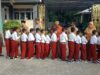 Bhabinkamtibmas Hadiri Upacara Hari Pertama Sekolah di SDN Tapir, Ingatkan Siswa Taat dan Waspada di Jalan Raya
