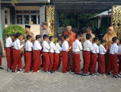 Bhabinkamtibmas Hadiri Upacara Hari Pertama Sekolah di SDN Tapir, Ingatkan Siswa Taat dan Waspada di Jalan Raya