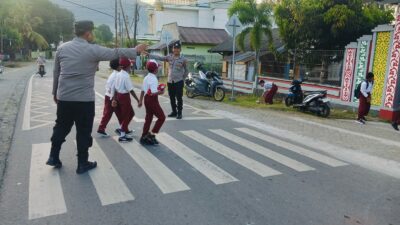 Anggota Polsek Sekongkang Laksanakan Giat Rawan Pagi di Depan Sekolah, Wujud Dukung Program PRESISI Kapolri