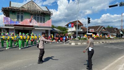 Polres Sumbawa Barat Kawal Pawai Budaya Nusantara HUT ke-62 SMPN 01 Taliwang